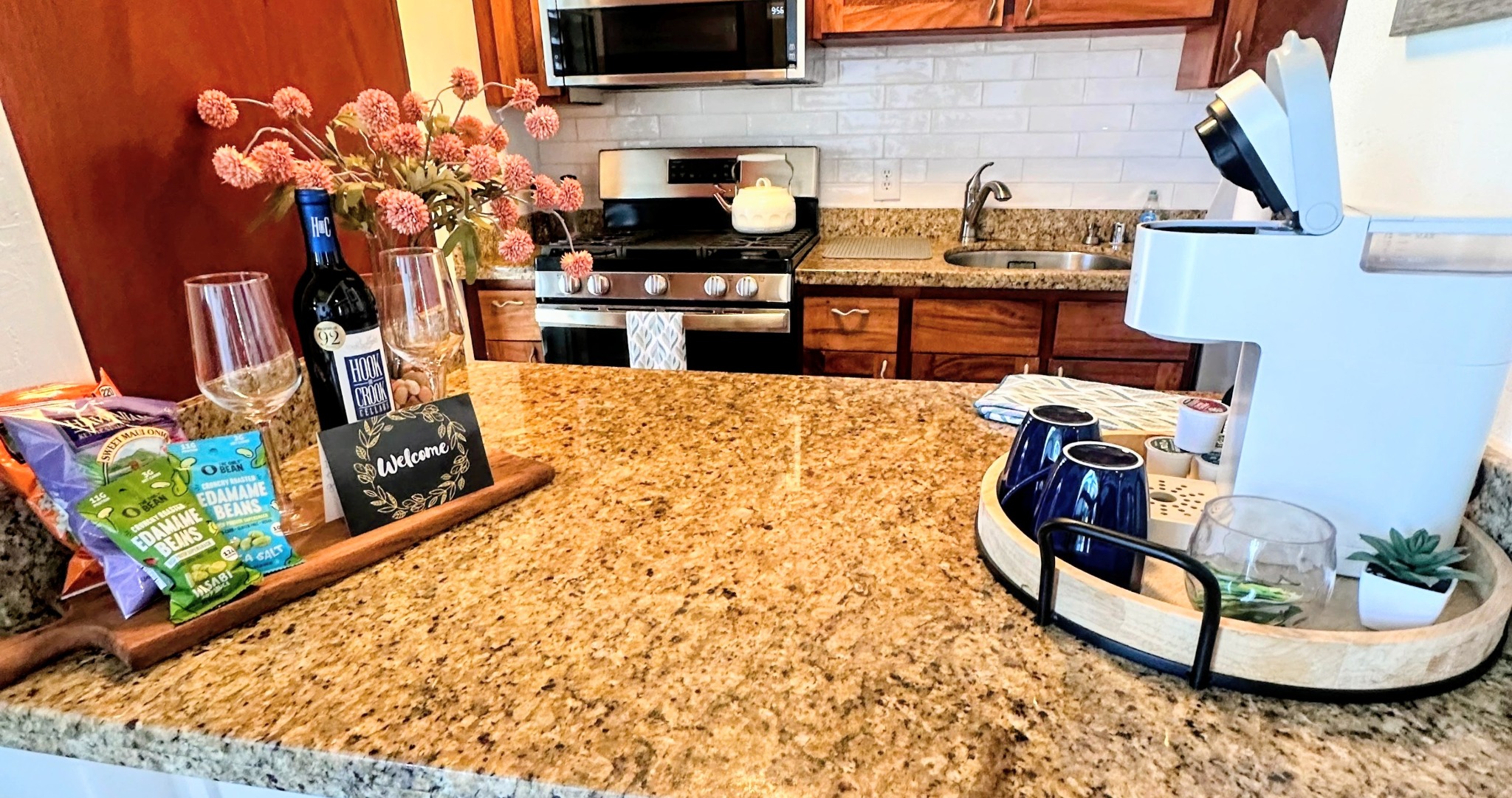 Welcome gift with wine and Hawaiian snacks at Mansions